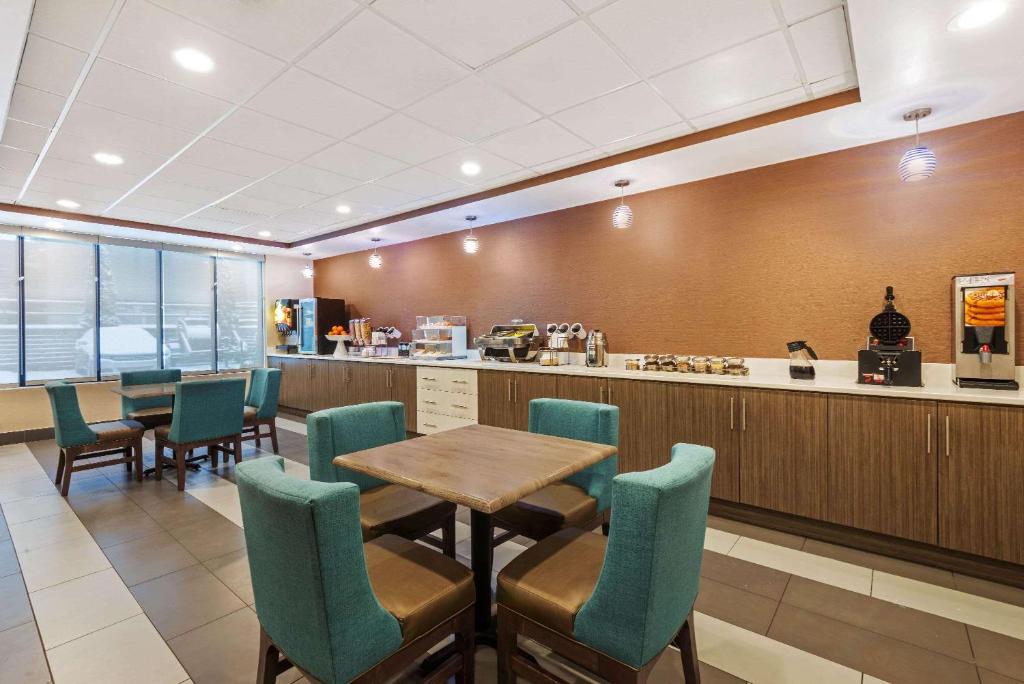 Restaurace v ubytování La Quinta by Wyndham Jamestown