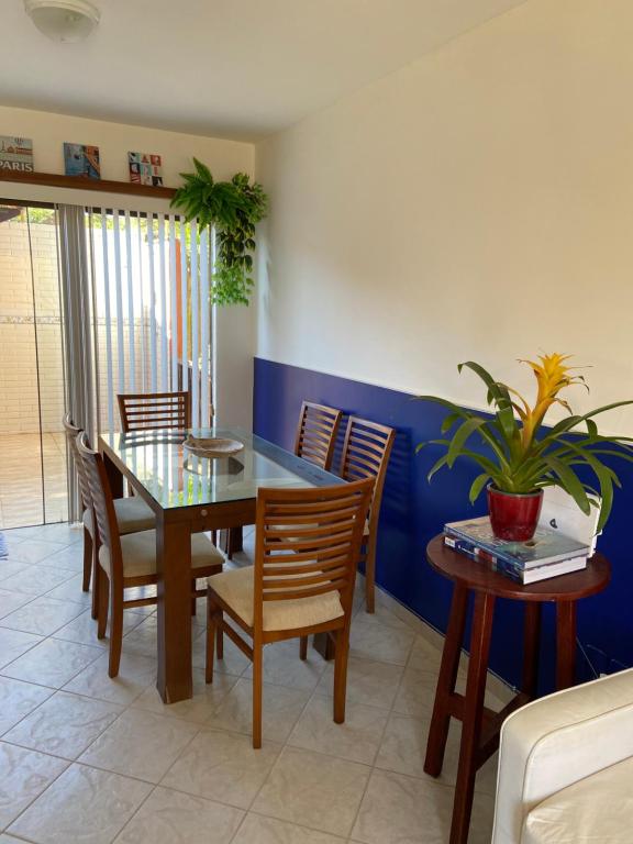  Casa Super Charmosa em Condomínio na Praia