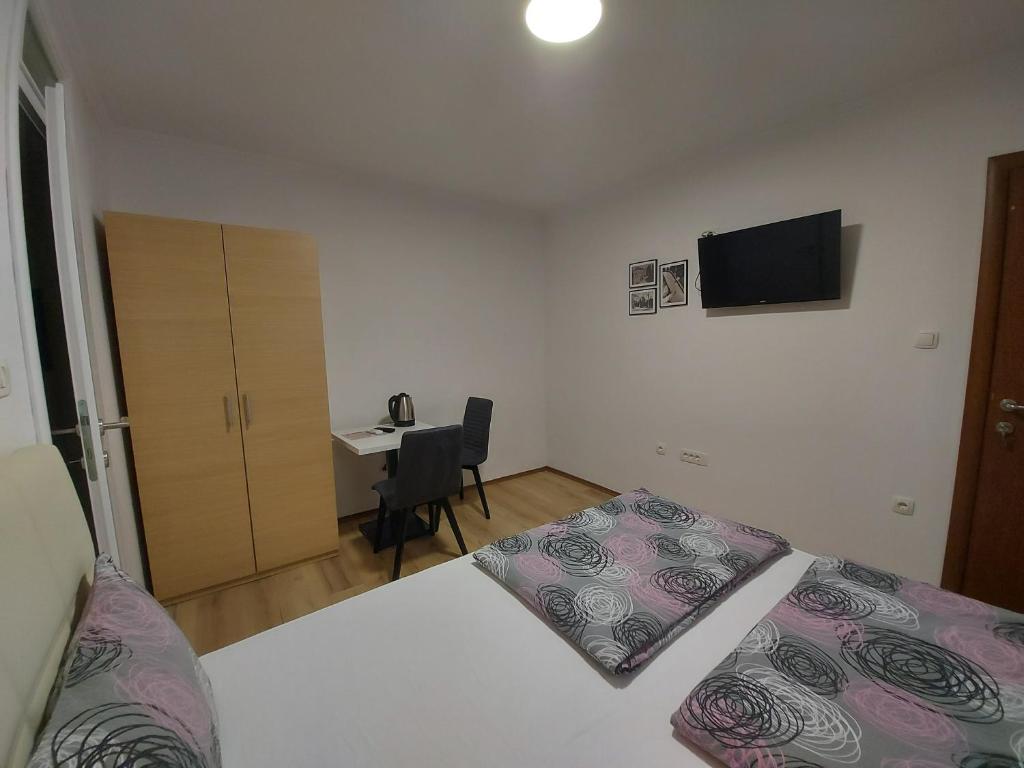 Postel nebo postele na pokoji v ubytování Apartments & Rooms Mostar Story