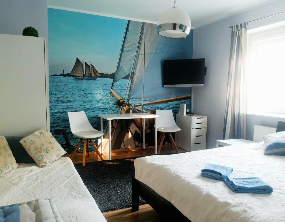 1 dormitorio con un velero en el agua en Apartament Legionów 55, en Gdynia