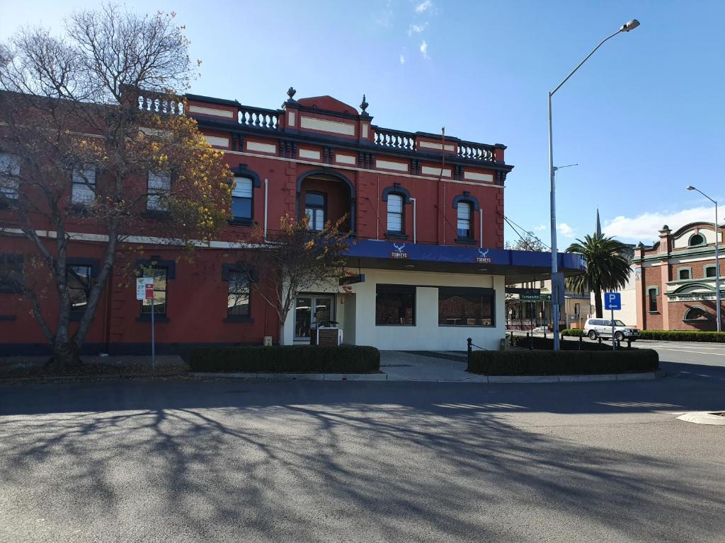 um edifício de tijolos vermelhos na esquina de uma rua em The Royal Hotel em Muswellbrook