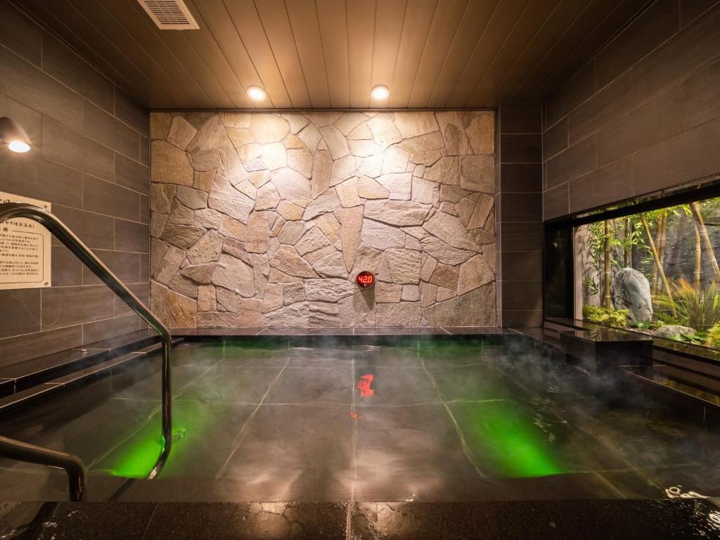 Bazén v ubytování Super Hotel Iyo Saijo nebo v jeho okolí