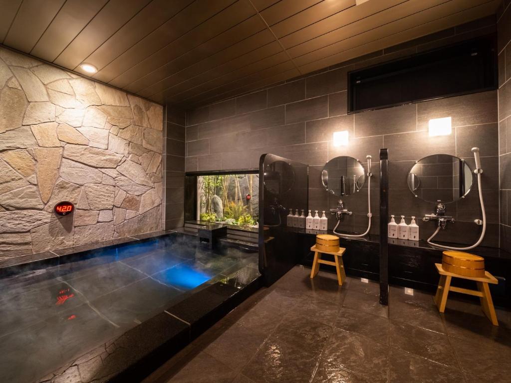 Bazén v ubytování Super Hotel Iyo Saijo nebo v jeho okolí