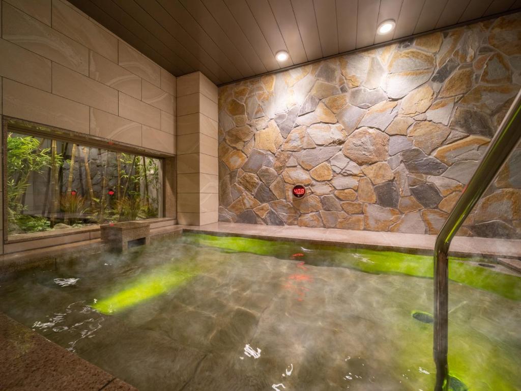 Bazén v ubytování Super Hotel Iyo Saijo nebo v jeho okolí