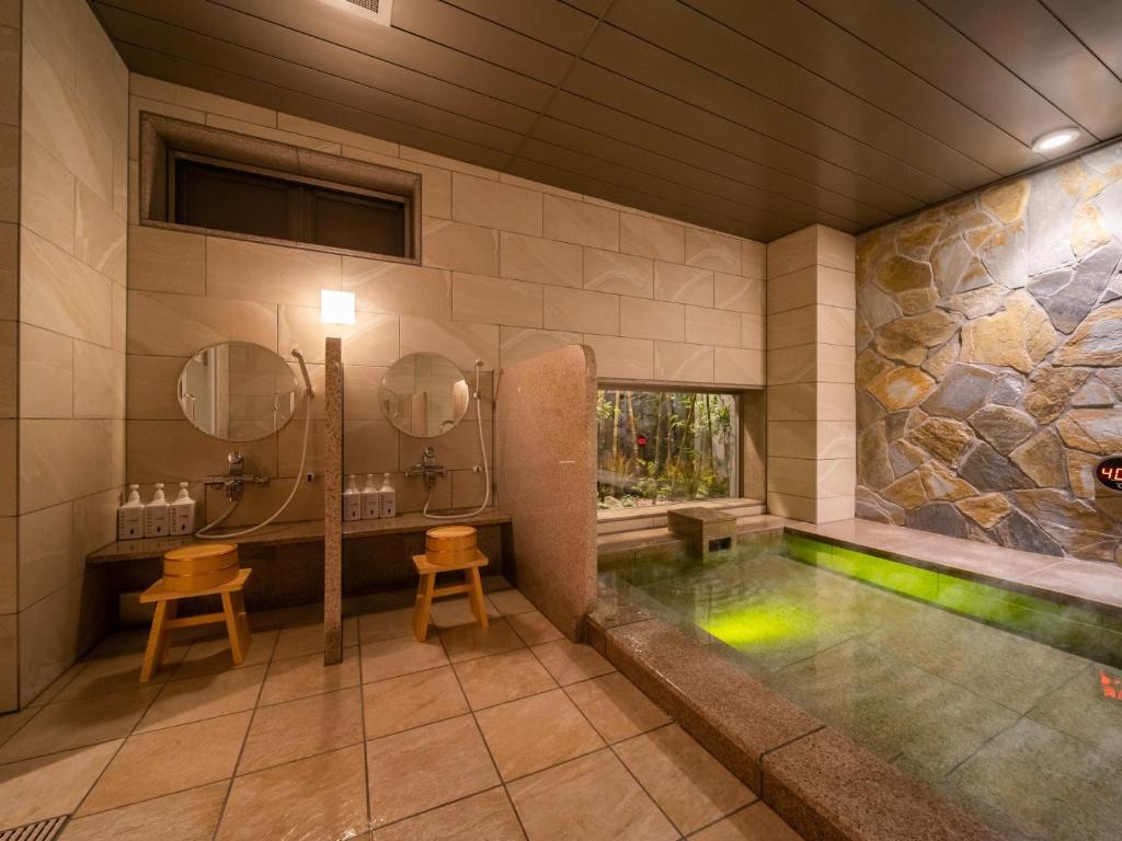 Bazén v ubytování Super Hotel Iyo Saijo nebo v jeho okolí