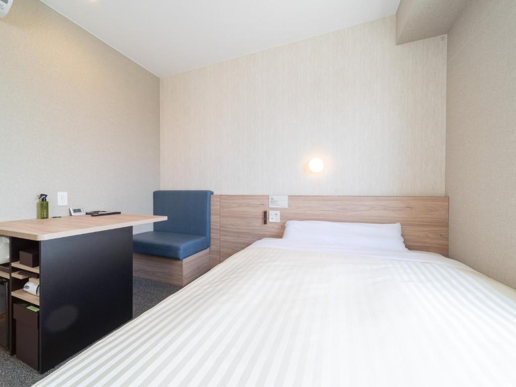 Postel nebo postele na pokoji v ubytování Super Hotel Iyo Saijo