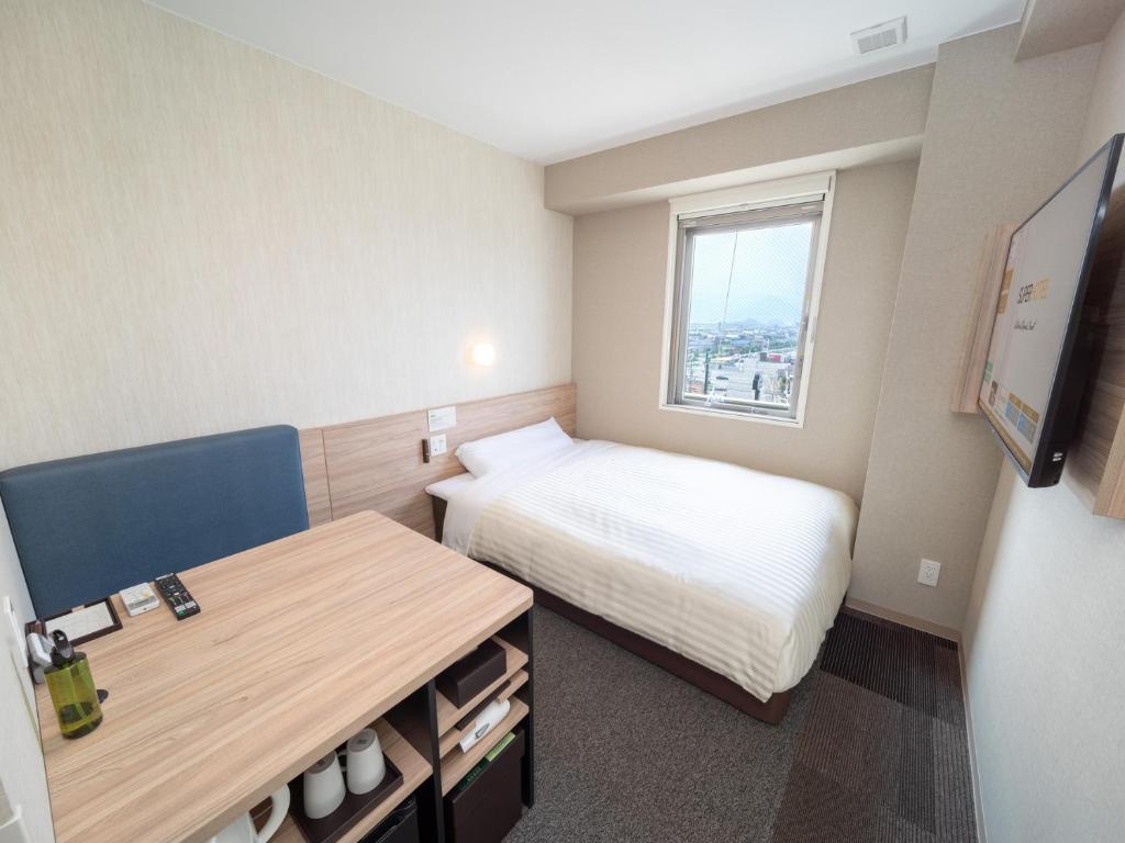 Postel nebo postele na pokoji v ubytování Super Hotel Iyo Saijo