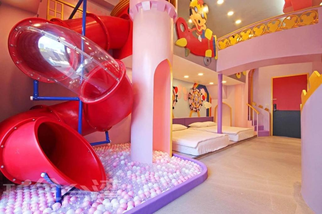 安平的住宿－台南Fun電 親子旅店 ，儿童间 - 带滑梯和双层床