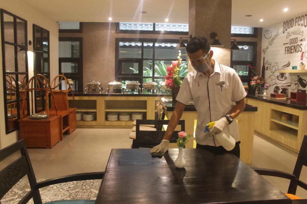Členové personálu v ubytování Luminor Hotel Jember By WH