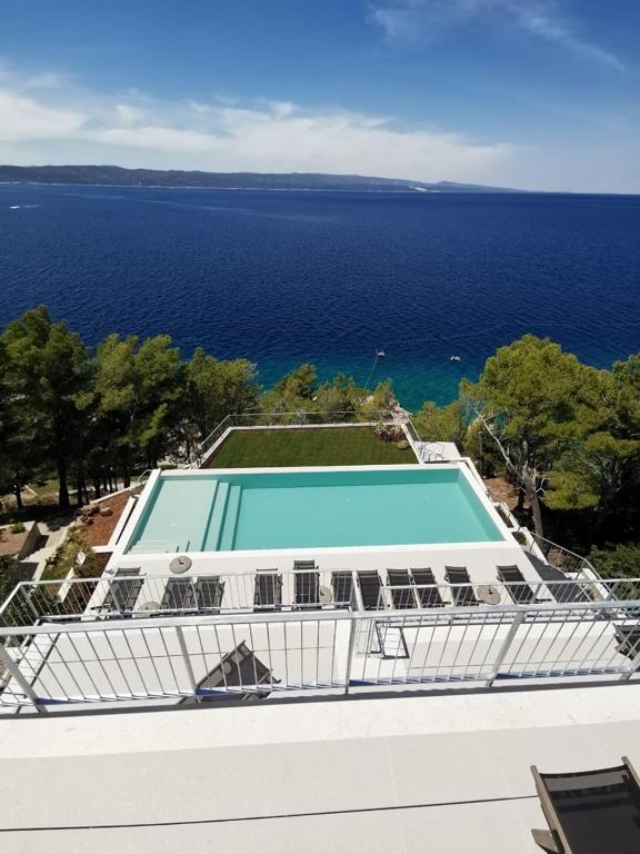 Bazén v ubytovaní Villa Colomba a luxury villa in Brela, seafront alebo v jeho blízkosti