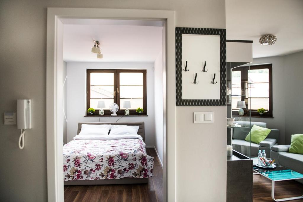 Posteľ alebo postele v izbe v ubytovaní Apartamenty Królewskie