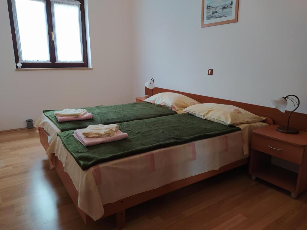 Postel nebo postele na pokoji v ubytování Apartmani Kolenko Rovinj
