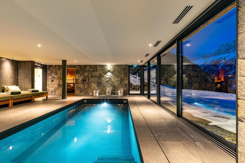 una piscina en una casa con una ventana grande en Le Chalet Mont Blanc, en Les Houches