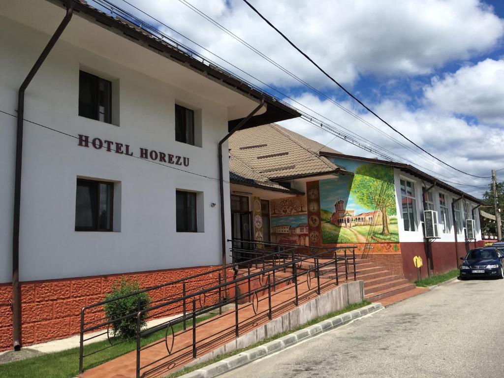 ein Gebäude mit einem Wandbild an der Seite in der Unterkunft Hotel Horezu in Horezu