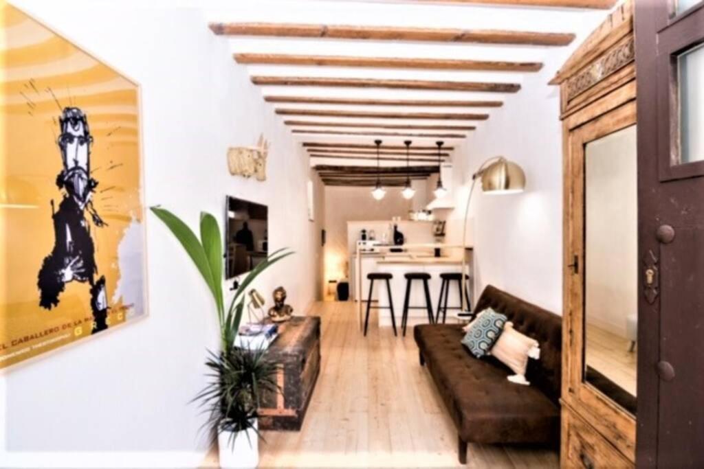 sala de estar con sofá y mesa en Seqo Loft, en Toledo