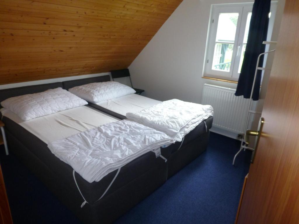 Postel nebo postele na pokoji v ubytování vila krkonoše