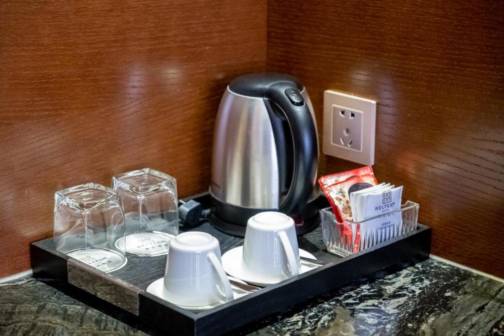Příslušenství pro přípravu čaje a kávy v ubytování Relteem Hotel