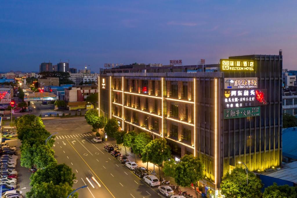 Relteem Hotel في تشونغشان: اطلالة على مبنى في مدينة بالليل