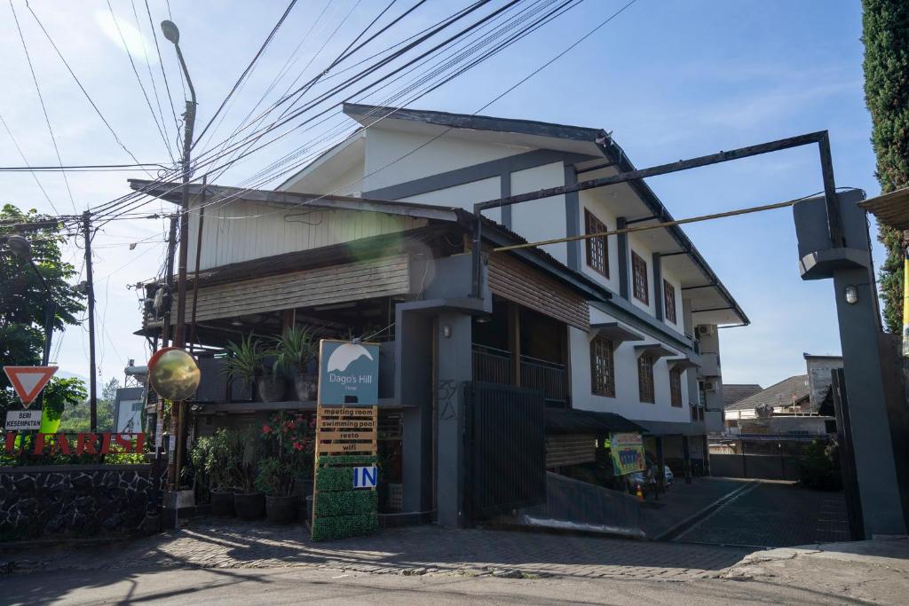ein Gebäude an der Ecke einer Straße in der Unterkunft Dago's Hill Hotel in Bandung