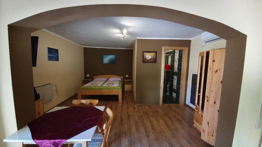 sypialnia z łóżkiem i stołem w pokoju w obiekcie Casa Marina bariere free w Rovinj