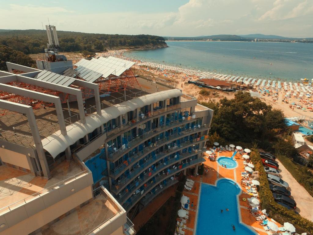 eine Luftansicht auf ein Hotel und einen Strand in der Unterkunft Hotel Kamenec in Kiten