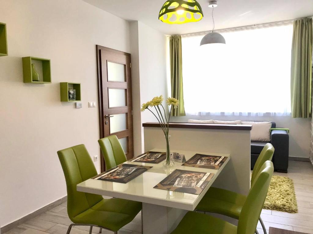 Posedenie v ubytovaní Rubin Eszter Apartman Sárvár