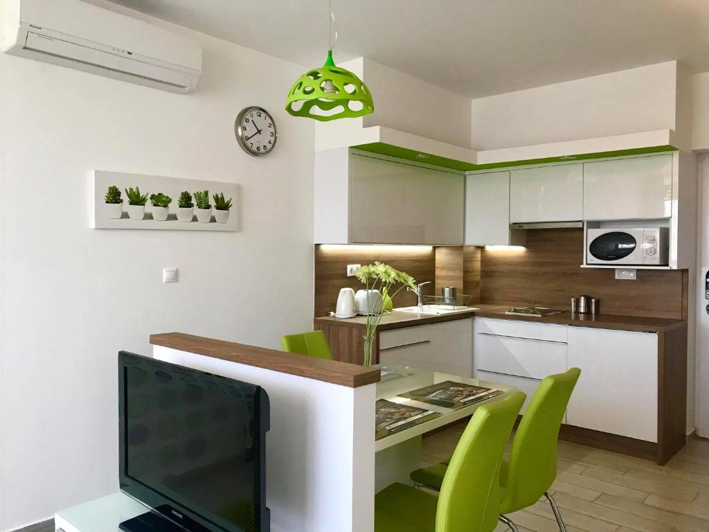 Kuchyňa alebo kuchynka v ubytovaní Rubin Eszter Apartman Sárvár