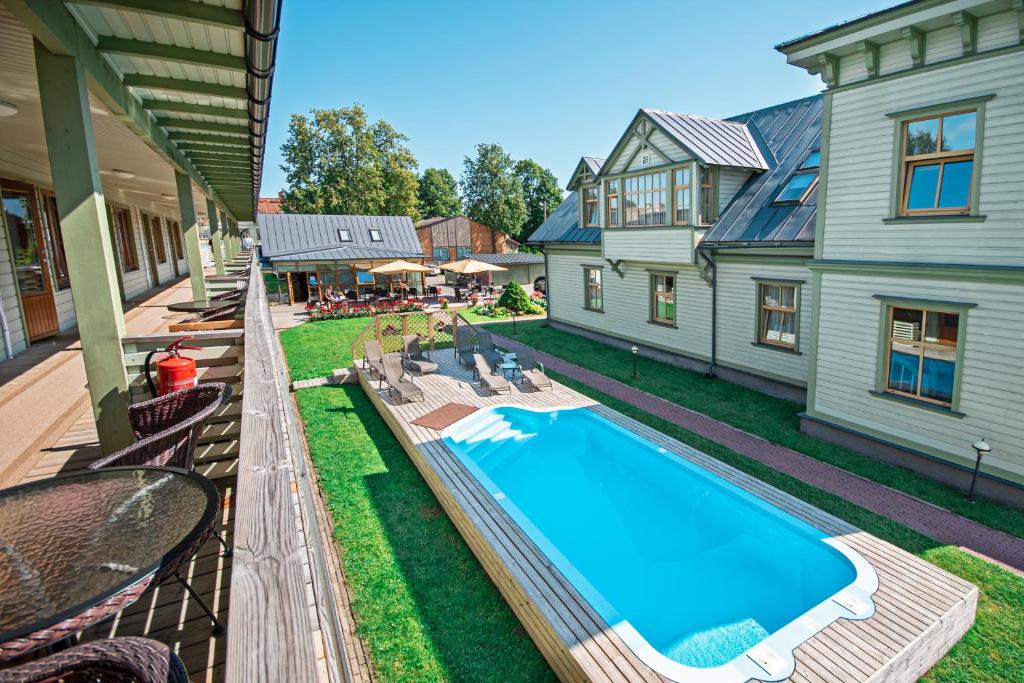 un'immagine di una piscina sul cortile posteriore di Kurgo Villa hotel a Pärnu