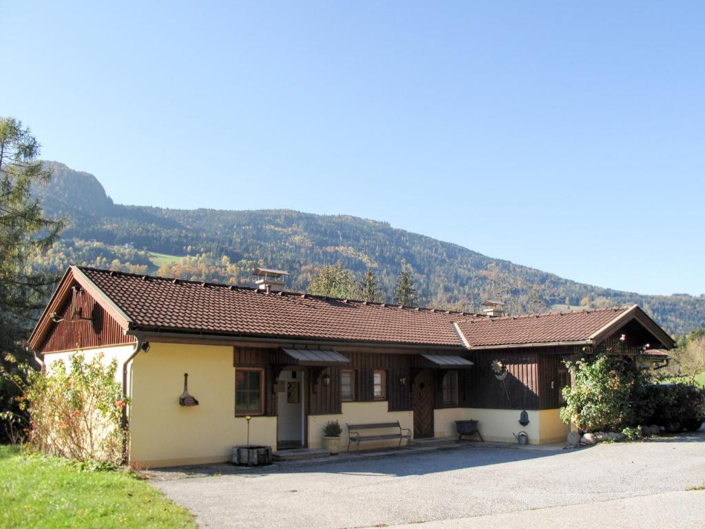 mały dom z górą w tle w obiekcie Apartment Kunzhof-2 by Interhome w mieście Winklern