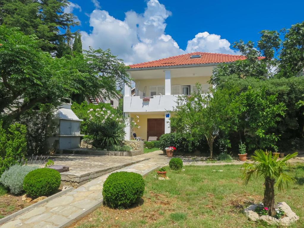uma casa branca com um telhado vermelho em Apartment Gottwald - SRD305 by Interhome em Starigrad-Paklenica