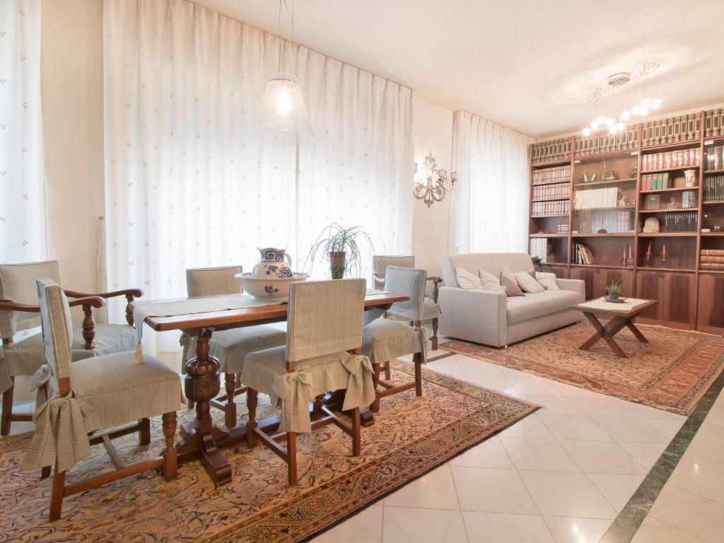 salon z drewnianym stołem i krzesłami w obiekcie Apartment Lungomare by Interhome w Viareggio