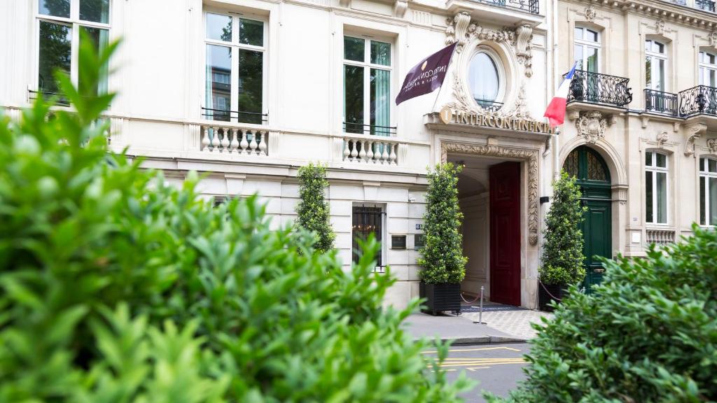 ein Gebäude mit einer Flagge davor in der Unterkunft InterContinental Paris Champs Elysées Etoile, an IHG Hotel in Paris