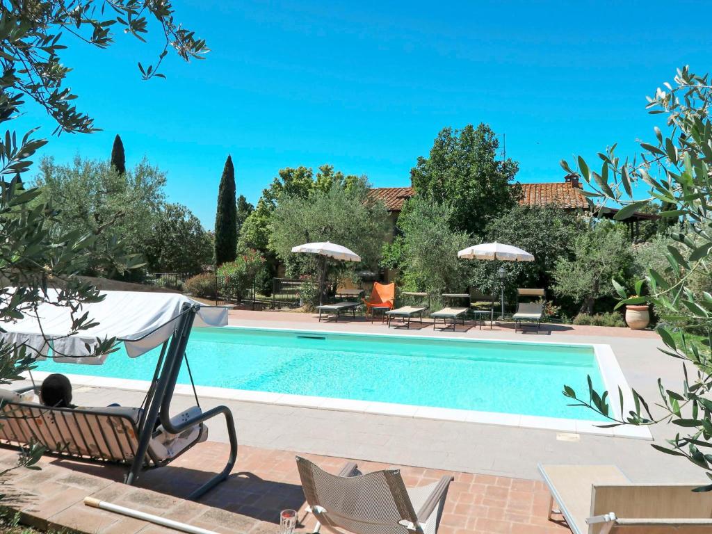 eine Villa mit einem Pool und einem Stuhl in der Unterkunft Holiday Home Le Terrazze by Interhome in Civitella in Val di Chiana