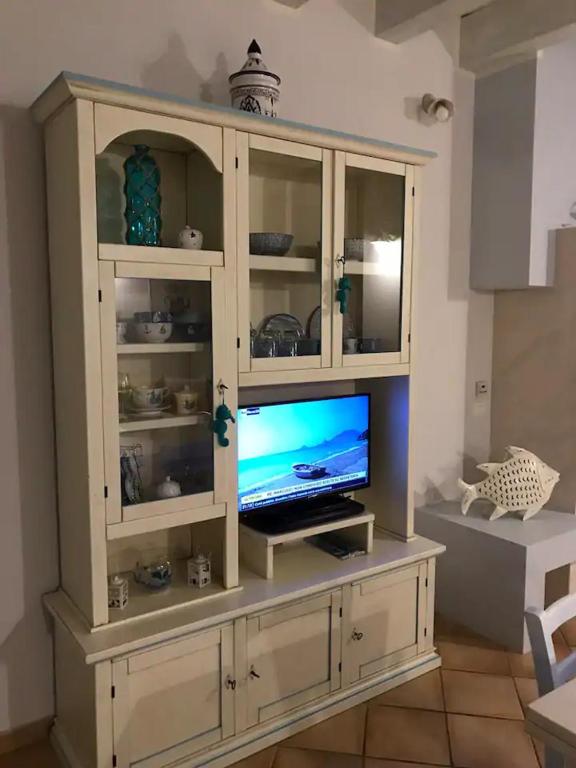 A television and/or entertainment centre at Junco