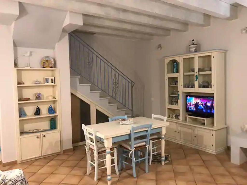 A television and/or entertainment centre at Junco