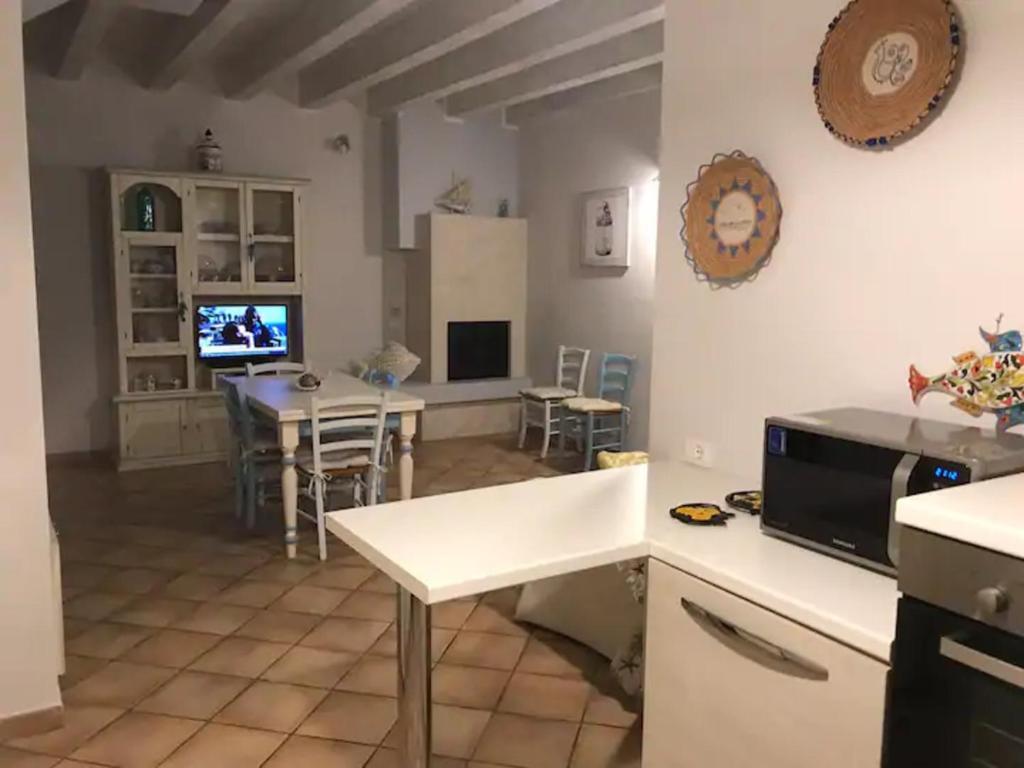 A television and/or entertainment centre at Junco