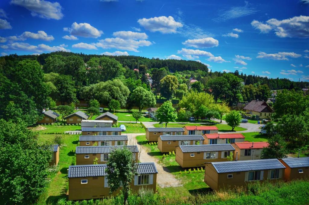 eine Luftansicht eines Dorfes mit Häusern in der Unterkunft Camping Prima in Týn nad Vltavou