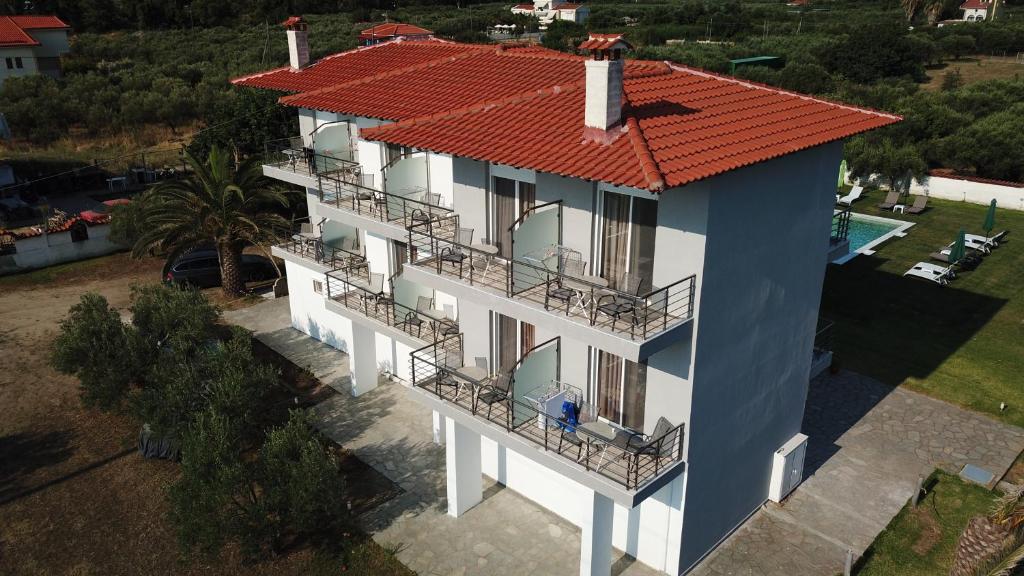 una vista aérea de una casa con techo rojo en Vergina Pension, en Sarti