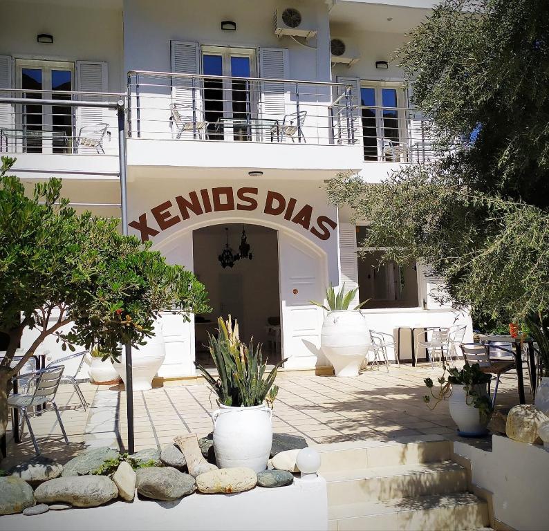 un edificio con un cartello che legge le mans das di Xenios Dias a Mátala
