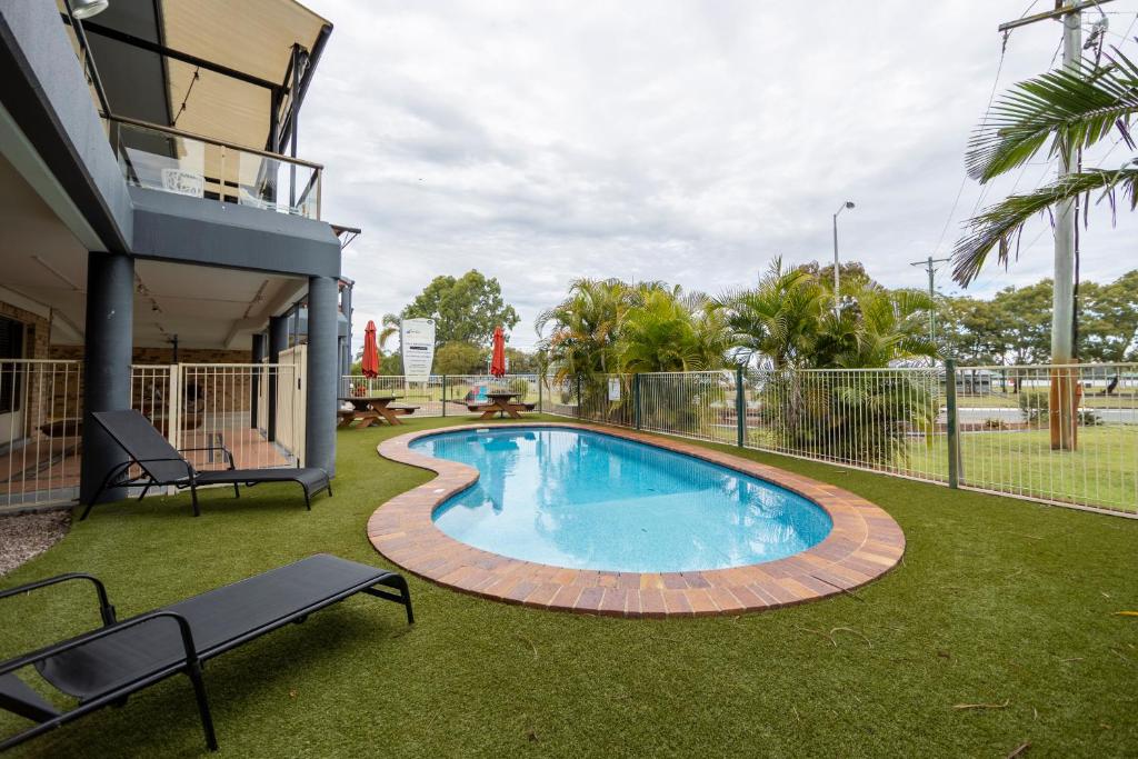 una pequeña piscina en un patio junto a un edificio en Bribie Waterways Motel, en Bongaree