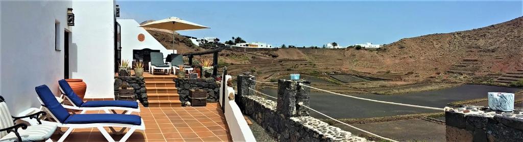 balcón con sillas y vistas a la montaña en Casa Caldera Guiguan, en Tinajo