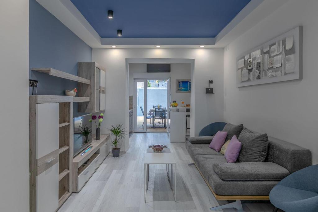 uma sala de estar com um sofá e uma mesa em Arena Blue Dream - modern apartment with terrace em Pula