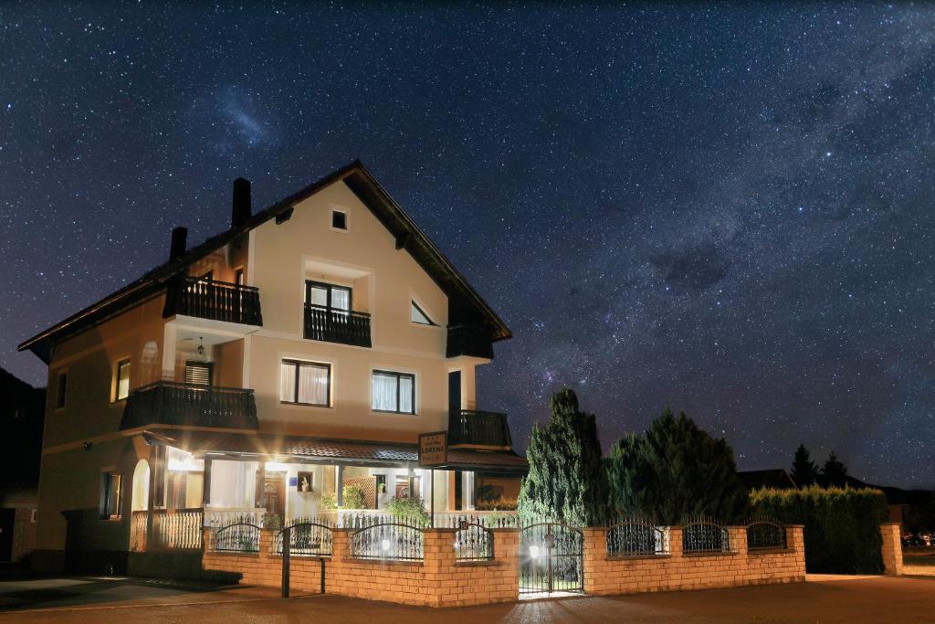ein Haus in der Nacht mit Sternenhimmel in der Unterkunft Lorena in Otočac