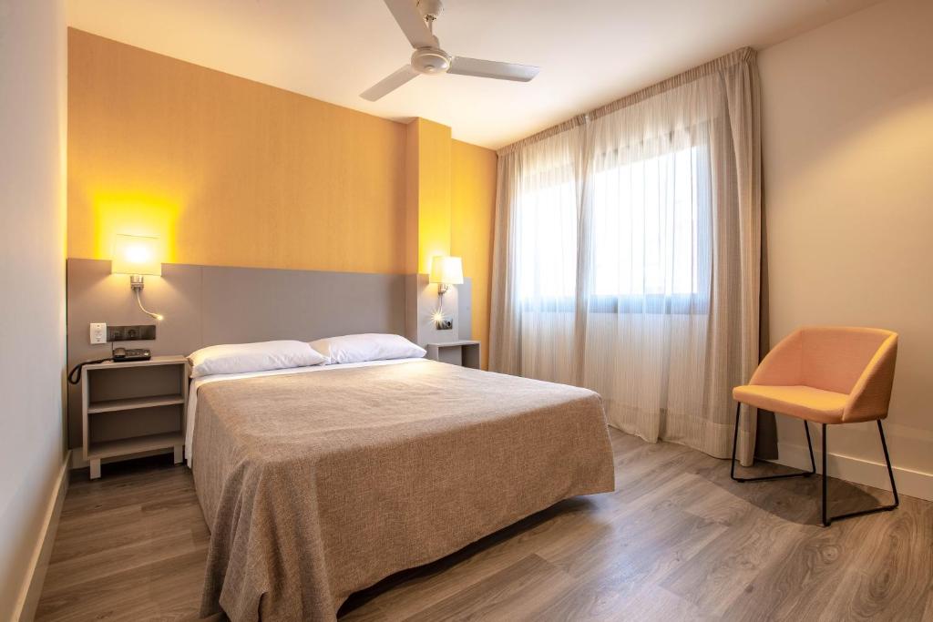 A bed or beds in a room at Hotel Zeus