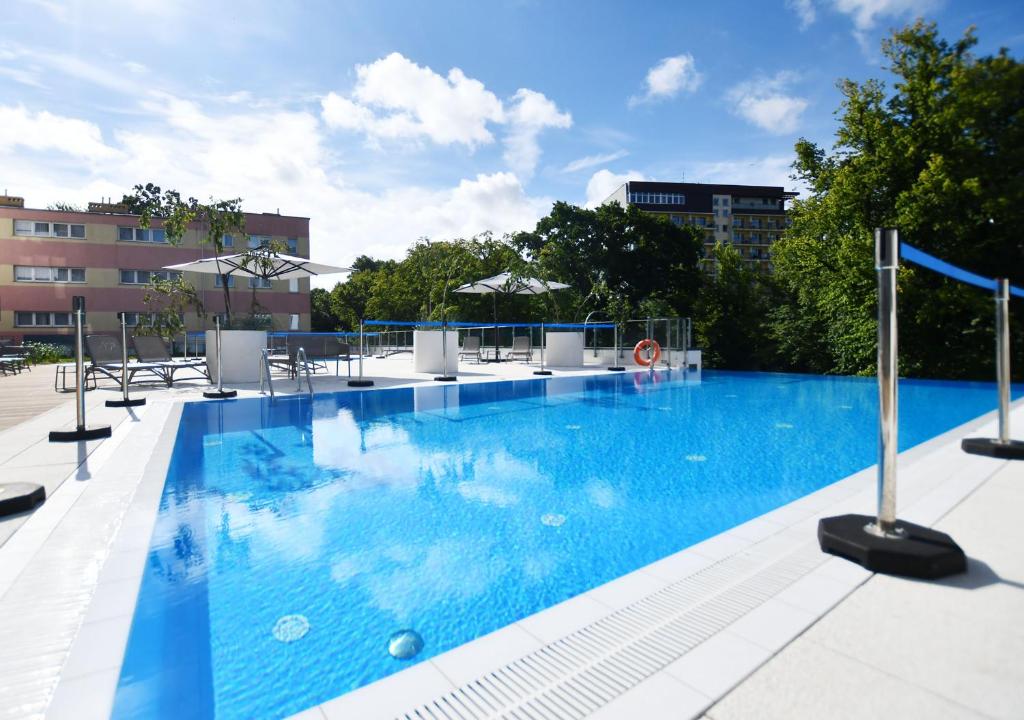 Bazén v ubytování Apartamenty NAVIGATOR SPA-NADMORSKIE TARASY nebo v jeho okolí