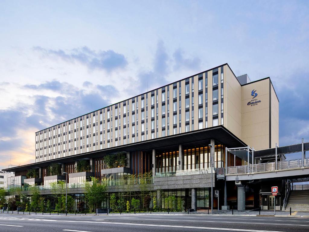 京都的住宿－Hotel Emion Kyoto，街道前方的大建筑