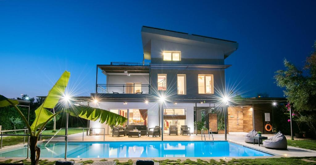 una grande casa con una piscina di fronte di Enervillas VIP Villas with pool bbq a Káto Alissós