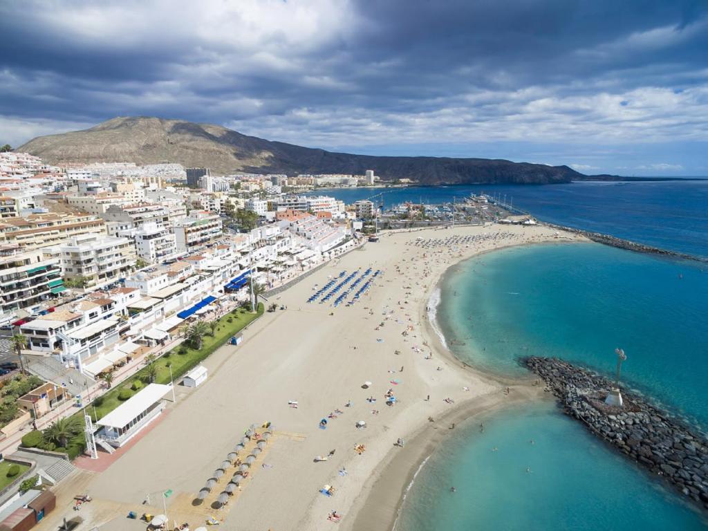 een luchtzicht op een strand en de oceaan bij Pensión Playa in Los Cristianos