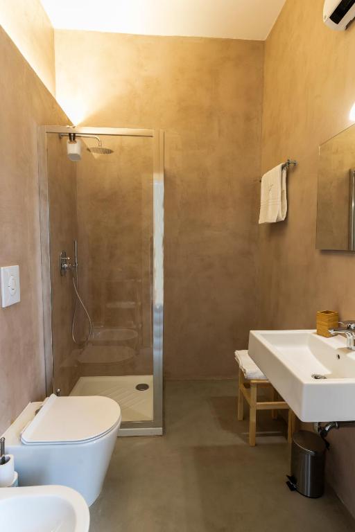 A bathroom at Florestine Napoli