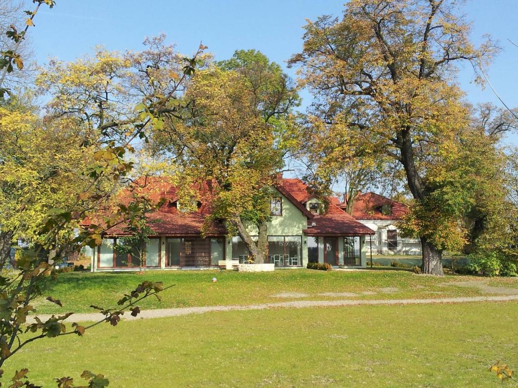 une grande maison avec des arbres devant elle dans l'établissement Twój Azyl, à Świdnik